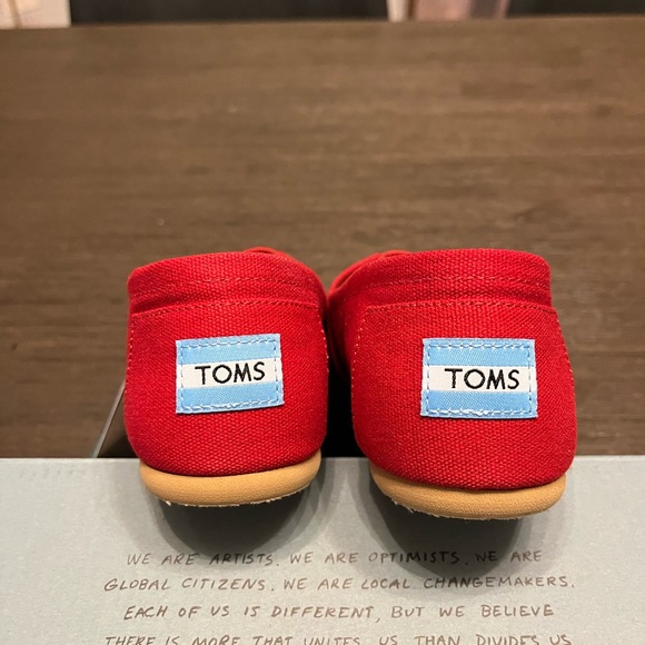 BNIB TOMS Slip On - Picture 4 of 10
